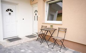 Anita'S Studio Apartments